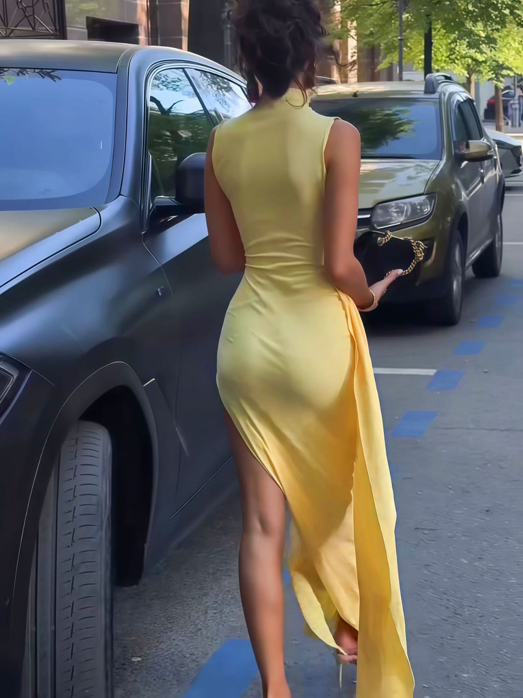 Figure-hugging Pleated Dress With A Slit And Fluttering Ribbons