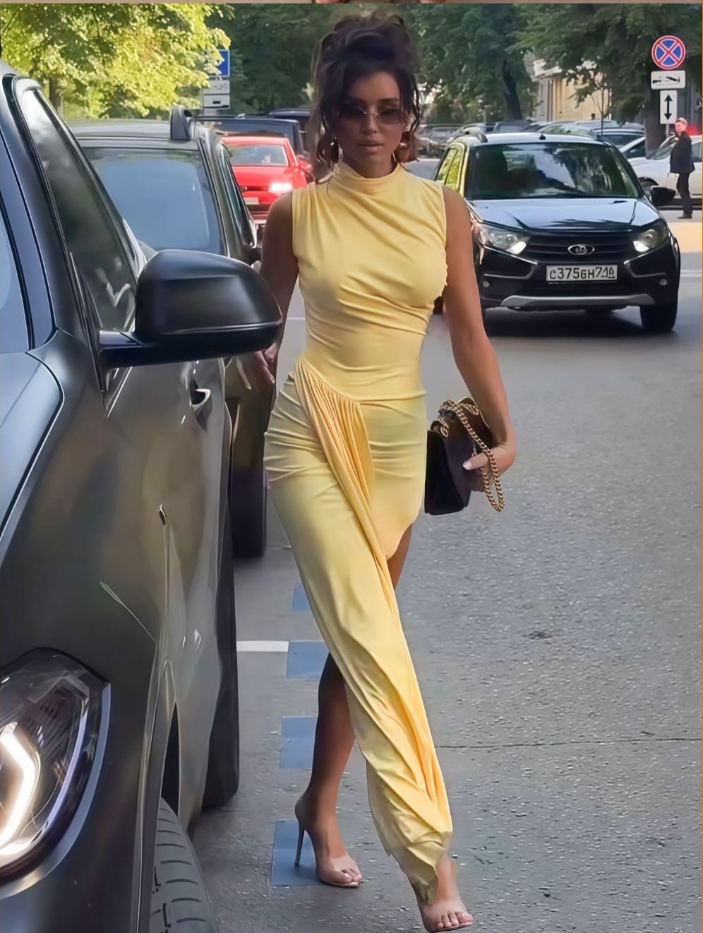Figure-hugging Pleated Dress With A Slit And Fluttering Ribbons